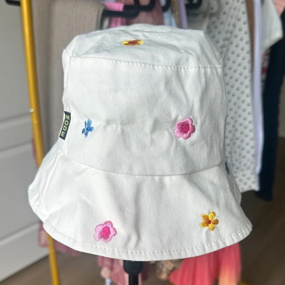 White Bucket Hat with Floral Embroidery